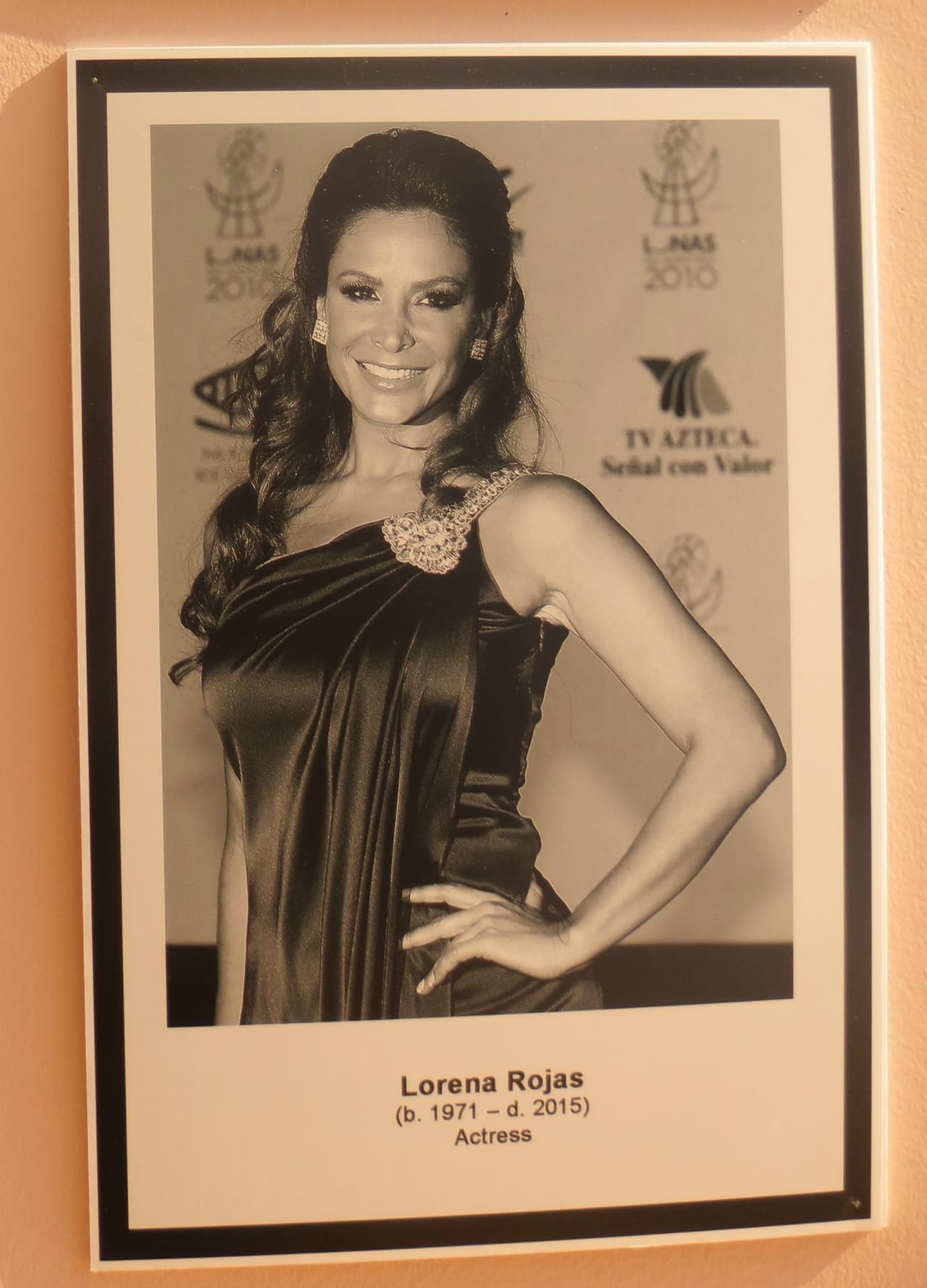 En otra de las salas, podrás ver una exhibición "In Memóriam" con fotografías de los personajes, artistas y deportistas que murieron este año.