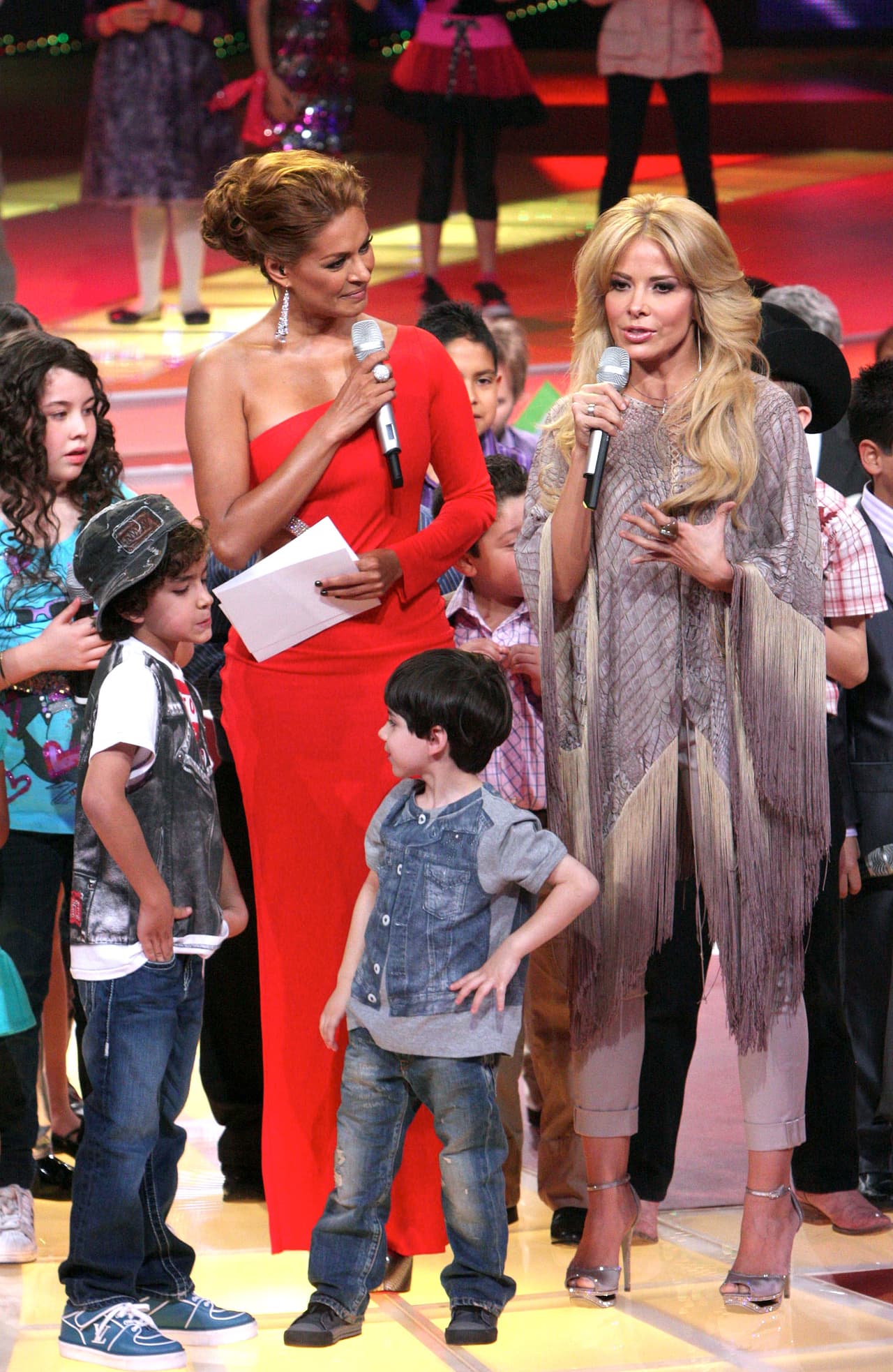 La cantante interpretó el tema 'Más grandes que sus huellas', una canción hecha especialmente para el programa.