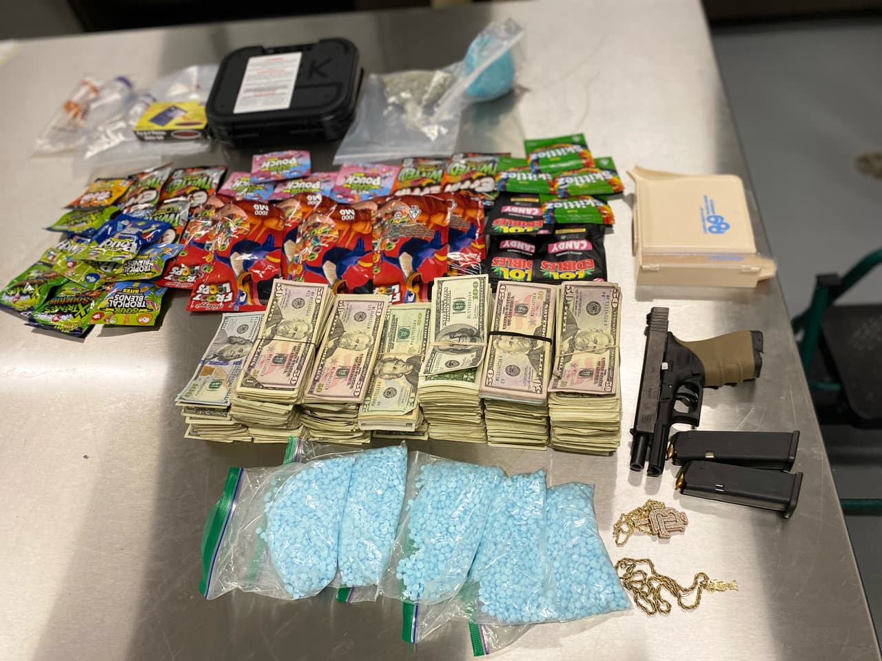 A raíz de este cateo, oficiales investigaron una segunda vivienda en la cuadra 400 de la calle Pebre Creek Run, donde fueron decomisadas aproximadamente 5 mil pastillas de falso Percocet mezcladas con fentanilo, así como una gran cantidad de comestibles de THC.