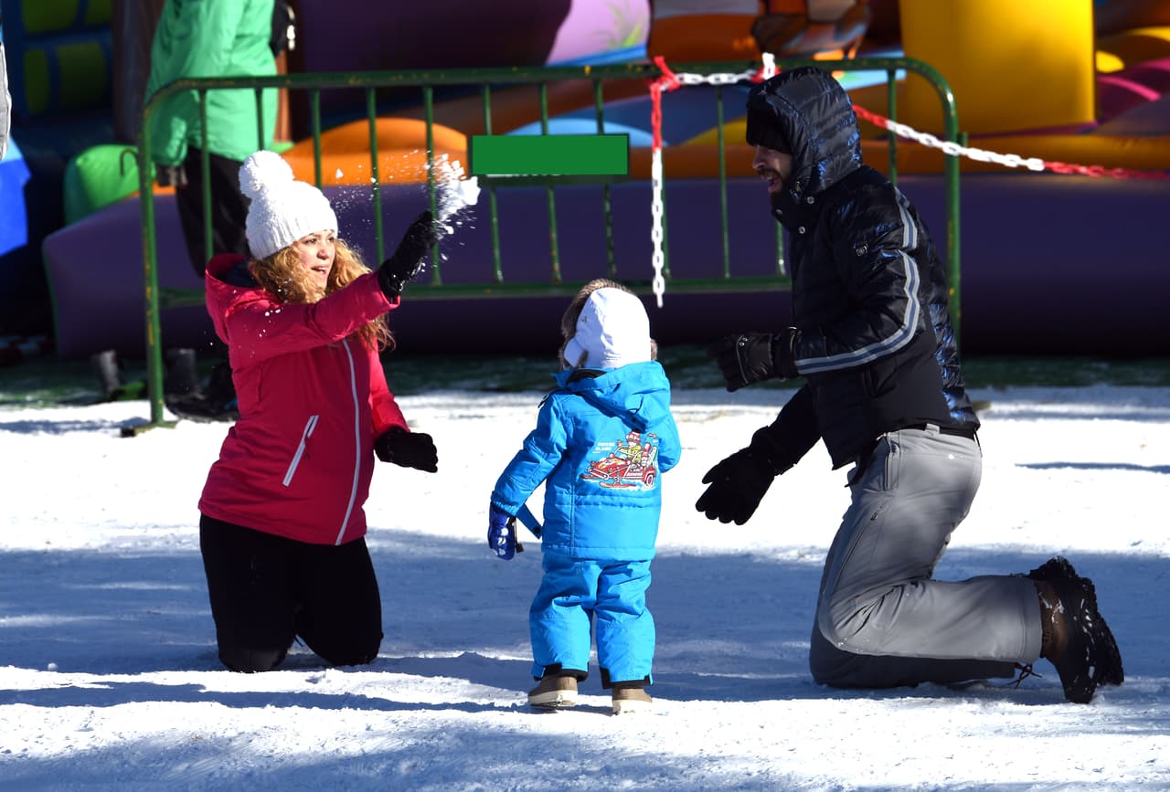 El jugador de futbol y la cantante jugando con la nieve y su pequeño en Barcelona en enero de 2015.