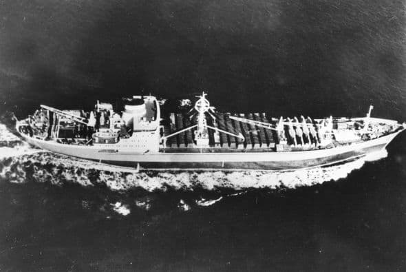 El buque soviético Kasimov cerca de Cuba con 15 aviones I1-28 que estaban basados en la isla, el 10 de diciembre de 1962. Los cajones de embalaje del barco se inspeccionaron y habían sido removidos por pedido de EEUU durante la crisis.