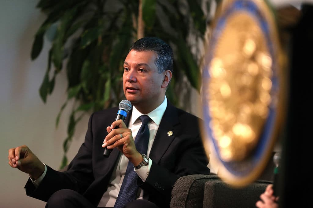 "Proteger a los trabajadores esenciales (con o sin documentos) es mi prioridad": Padilla se centra en la reforma migratoria