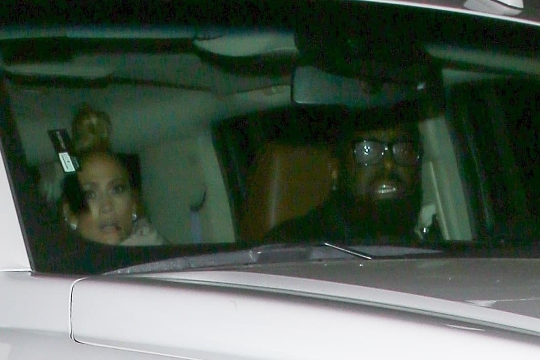 Al momento del incidente, otros fotógrafos captaron
<b> la reacción de JLo</b>, que parecía preguntarse qué pasaba.