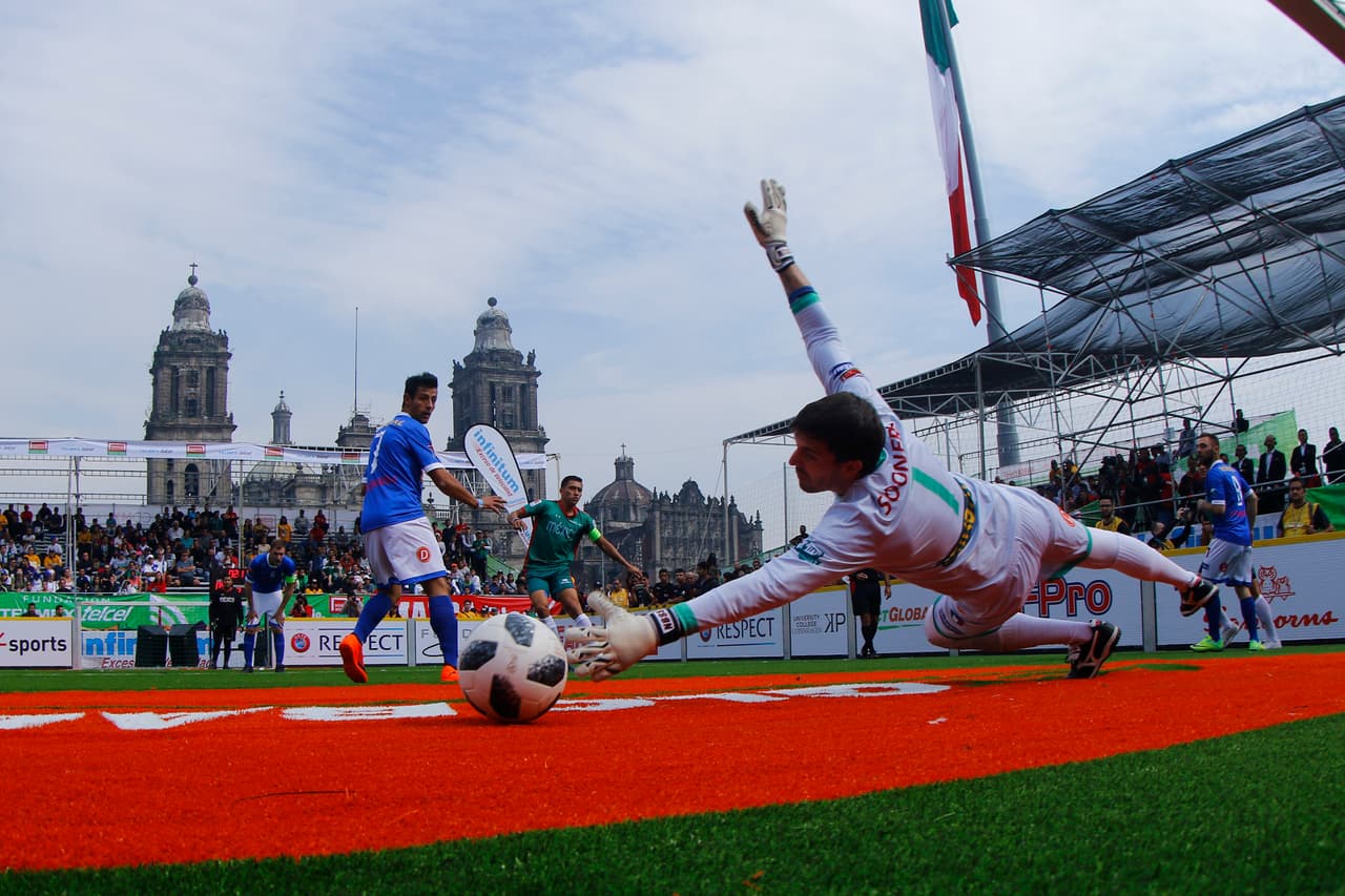 La Plaza del Zócalo en Ciudad de México recibió la inauguración del Homeless World Cup, el Mundial de Fútbol de Personas sin Hogar, en su edición 16 con más de 500 participantes de 47 países en masculino y femenino.