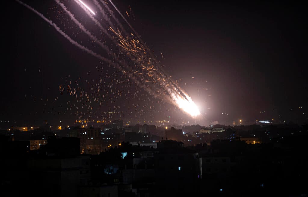 El mismo lunes 10 de mayo por la noche, el grupo palestino Hamas
<b>lanzó un ataque con cohetes desde Gaza</b> a territorio israelí como respuesta al bombardeo israelí en Gaza.