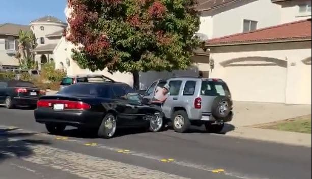 Incidente de ira al volante termina con un conductor prensado entre dos vehículos