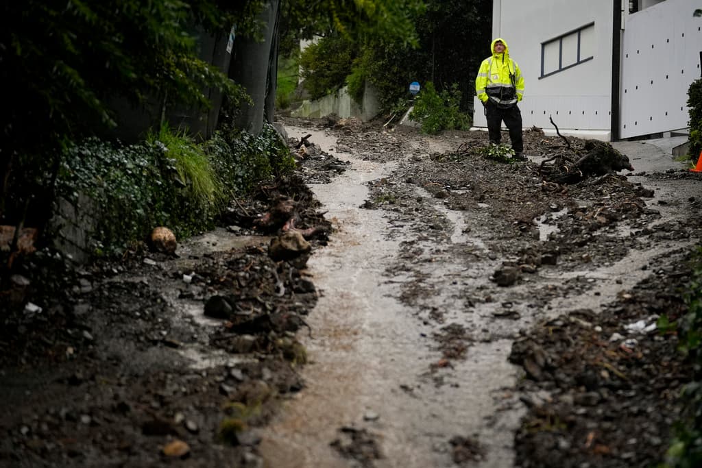 Pero las corrientes de agua no se detienen en Beverly Crest, lo que mantiene a las autoridades en prevención.