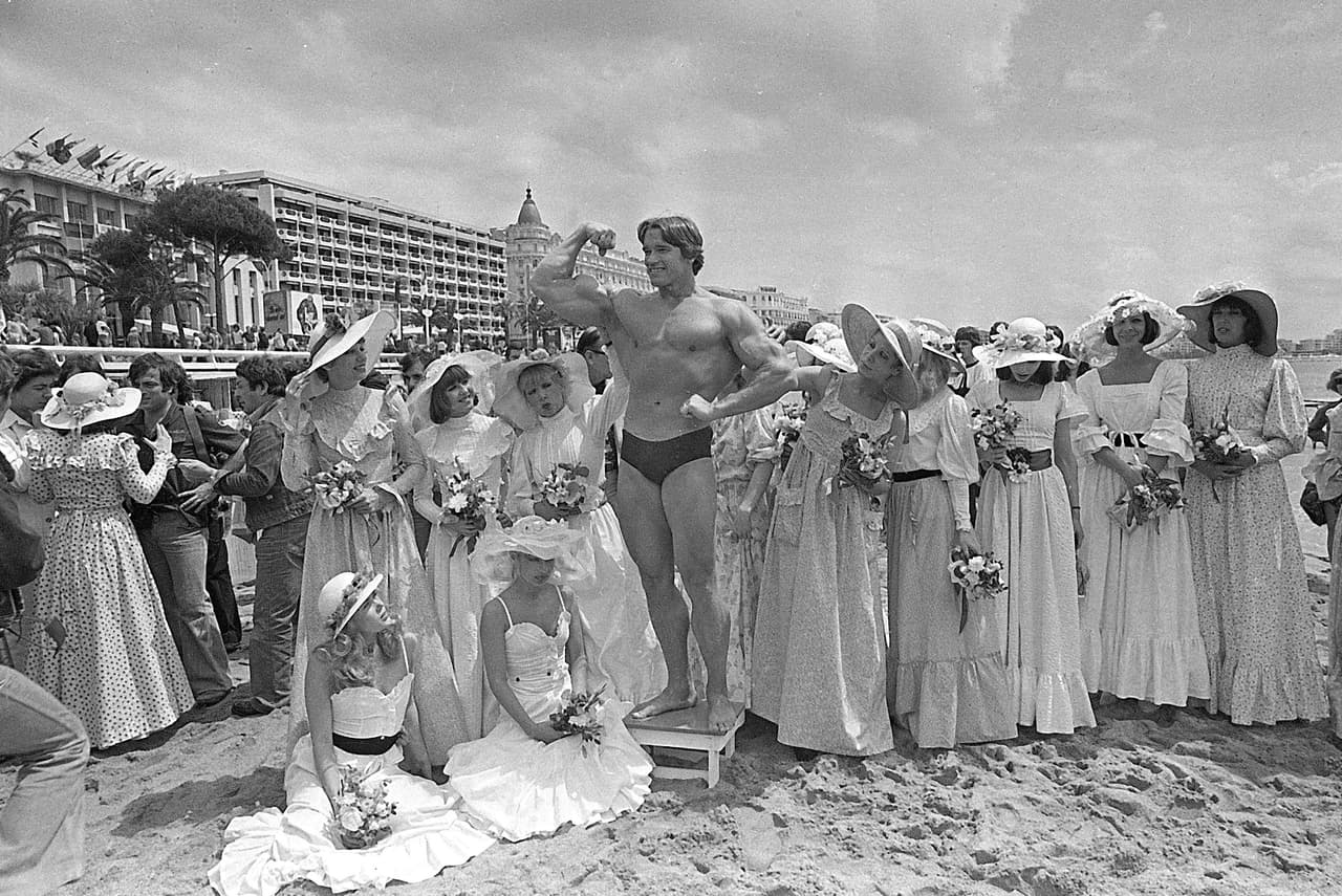 La carrera artística de Arnold Schwarzenegger empezo con el documental "Pumping Iron" que se presentó en el Festival de Cannes en 1977.