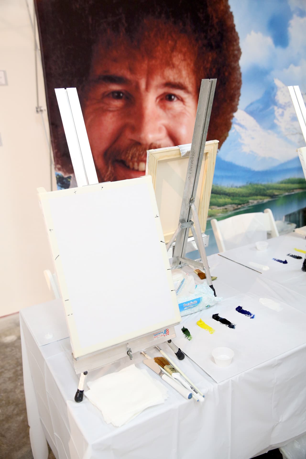 Si North West acepta la invitación, "podrá ver las pinturas de Bob de cerca y en persona" y "obtendrá una clase con un instructor certificado" en donde aprenderá la técnica que hizo famoso a Bob Ross.