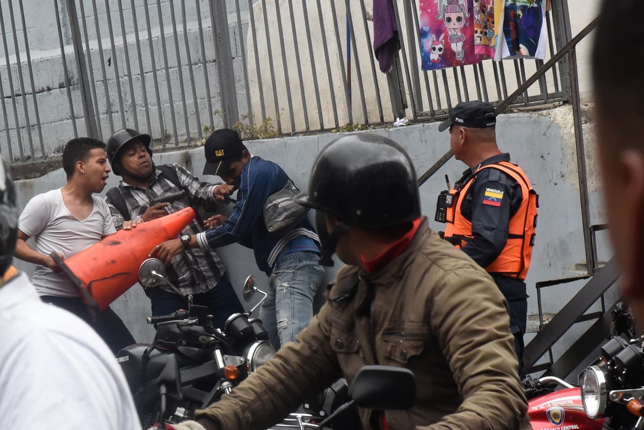 Diputados opositores en Venezuela denuncian que grupos del chavismo impidieron su ingreso al Parlamento con disparos y piedras