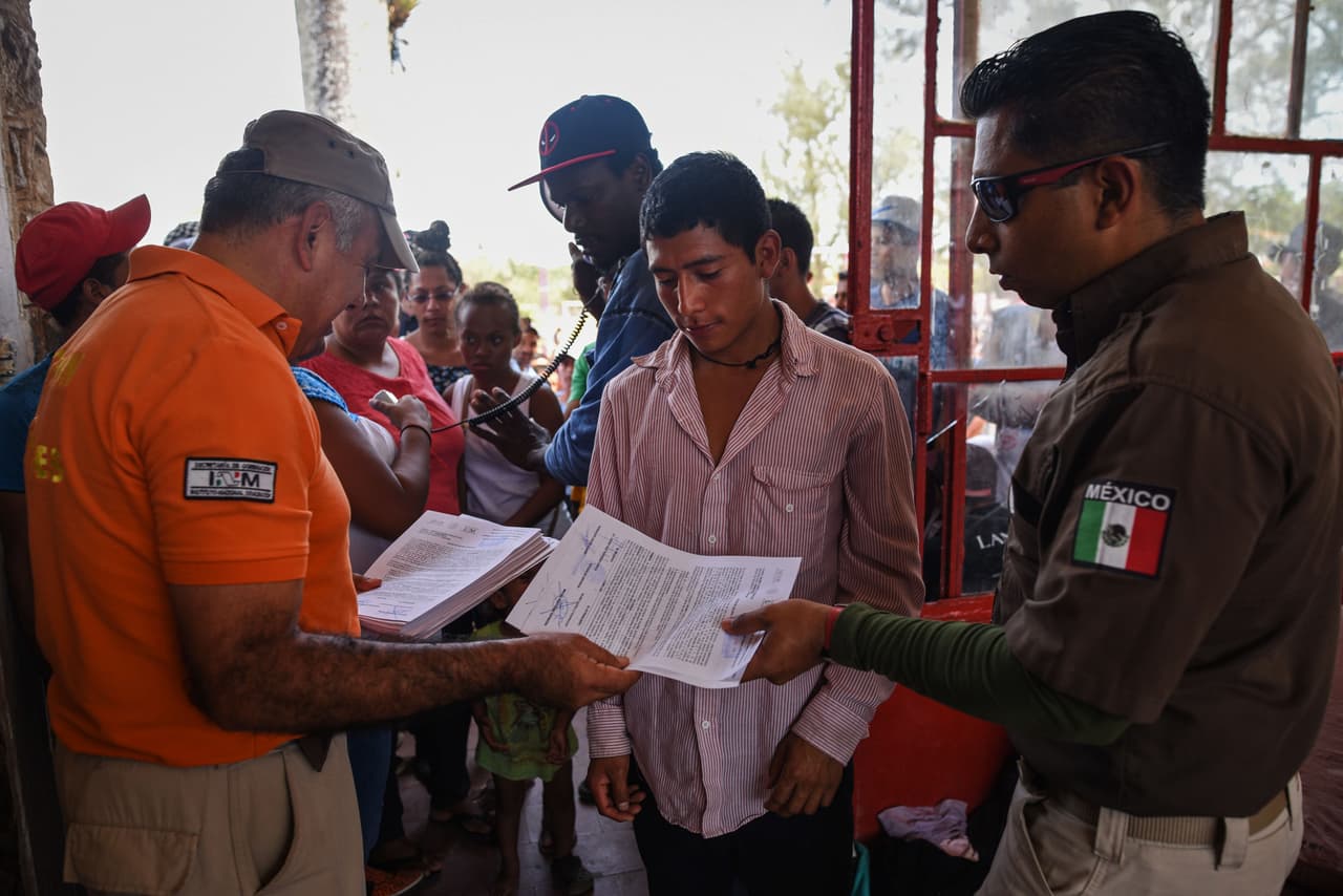 Funcionarios mexicanos de migración han registrado nombres y emitido permisos a algunos migrantes que les dan 20 días para abandonar México. Este es un período mucho más corto que el que les tomó llegar a la frontera con Estados Unidos en años anteriores, según afirmaron los organizadores.