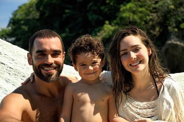 "Quizá tengamos
<b><a href="https://www.univision.com/famosos/esta-es-la-razon-por-la-que-a-ariadne-diaz-le-gustaria-una-nina-si-tuviera-otro-bebe-video" target="_blank"> un bebé más</a></b> y se cerró la fábrica, solo que ahorita no tengo ganas", añadió Díaz.