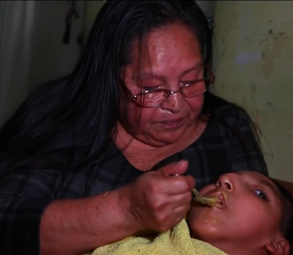 Mientras esperan que la vida les dé una mejor realidad, esta familia que tiene muchísimas necesidades, asegura que el primer paso para poder salir adelante es el amor, y eso, es lo que sobrará siempre.
<br>