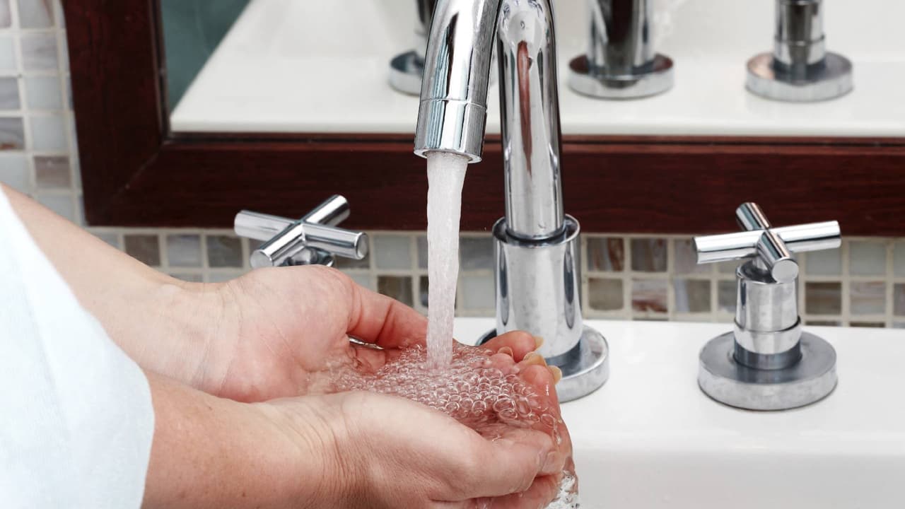 Suspenden los cortes de agua en Tucson y anuncian nuevas políticas para enfrentar el coronavirus