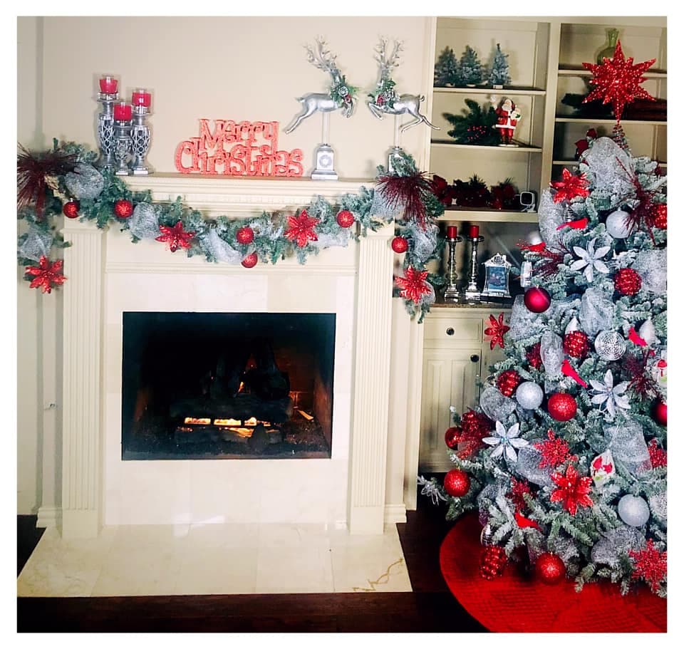 En tonos rojos y plateados, Beatriz Mendoza decoró su sala y chimenea para esta navidad. Y nos deja ver que tiene buen gusto.