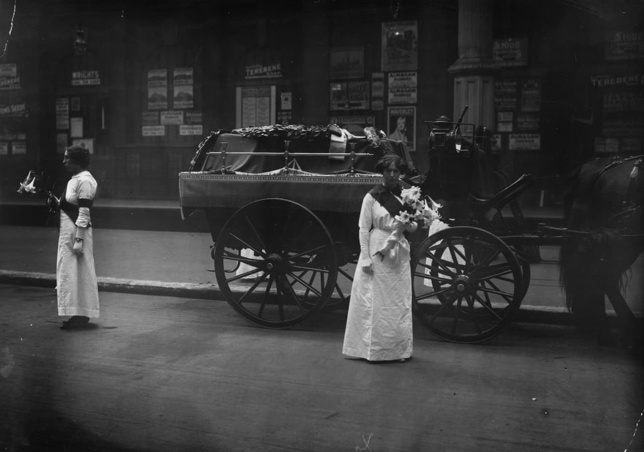 Ahora, en realidad no hay registros escritos de que alguien en verdad haya sido rescatado de un terrible destino de morir asfixiado al hacer sonar la campana, pero sí hay ilustraciones de los ataúdes con tal instrumento.