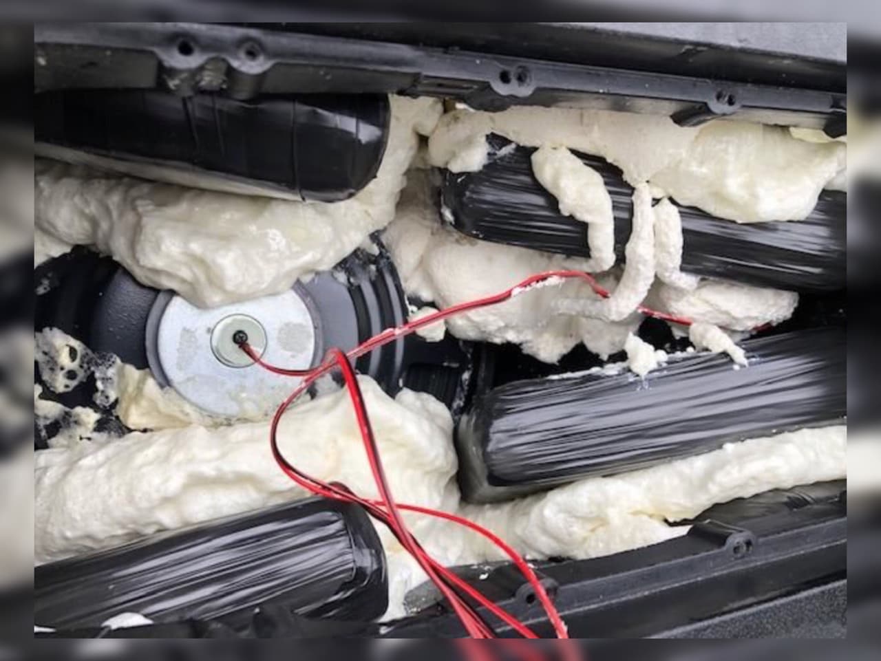 Hallan paquetes de cocaína dentro de una máquina de karaoke por segunda vez en una semana
