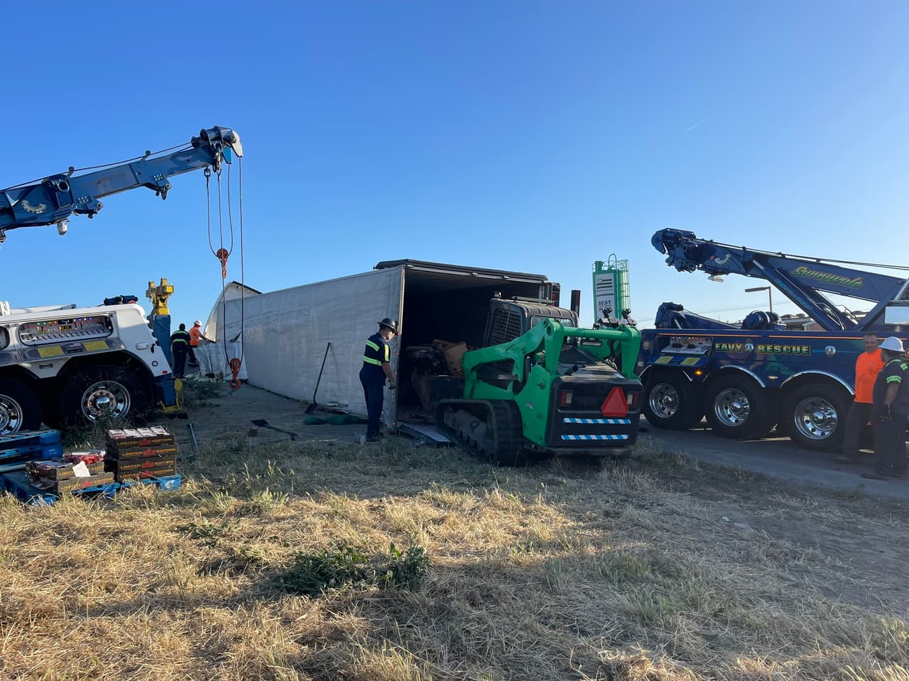 Debido al incidente, se generó un importante congestionamiento de tráfico en ambas carreteras. Para la limpieza del área del accidente, se requirió una grúa grande para retirar el camión volcado y otro equipo de trabajadores se encargó de retirar las fresas.