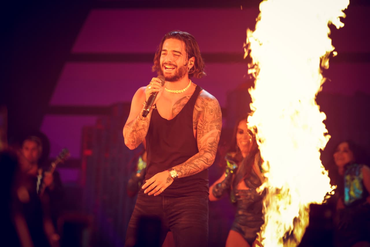 El final de 'El préstamo' resultó muy explosivo, con bailarinas y fuego en el escenario, como muestran estas fotografías.