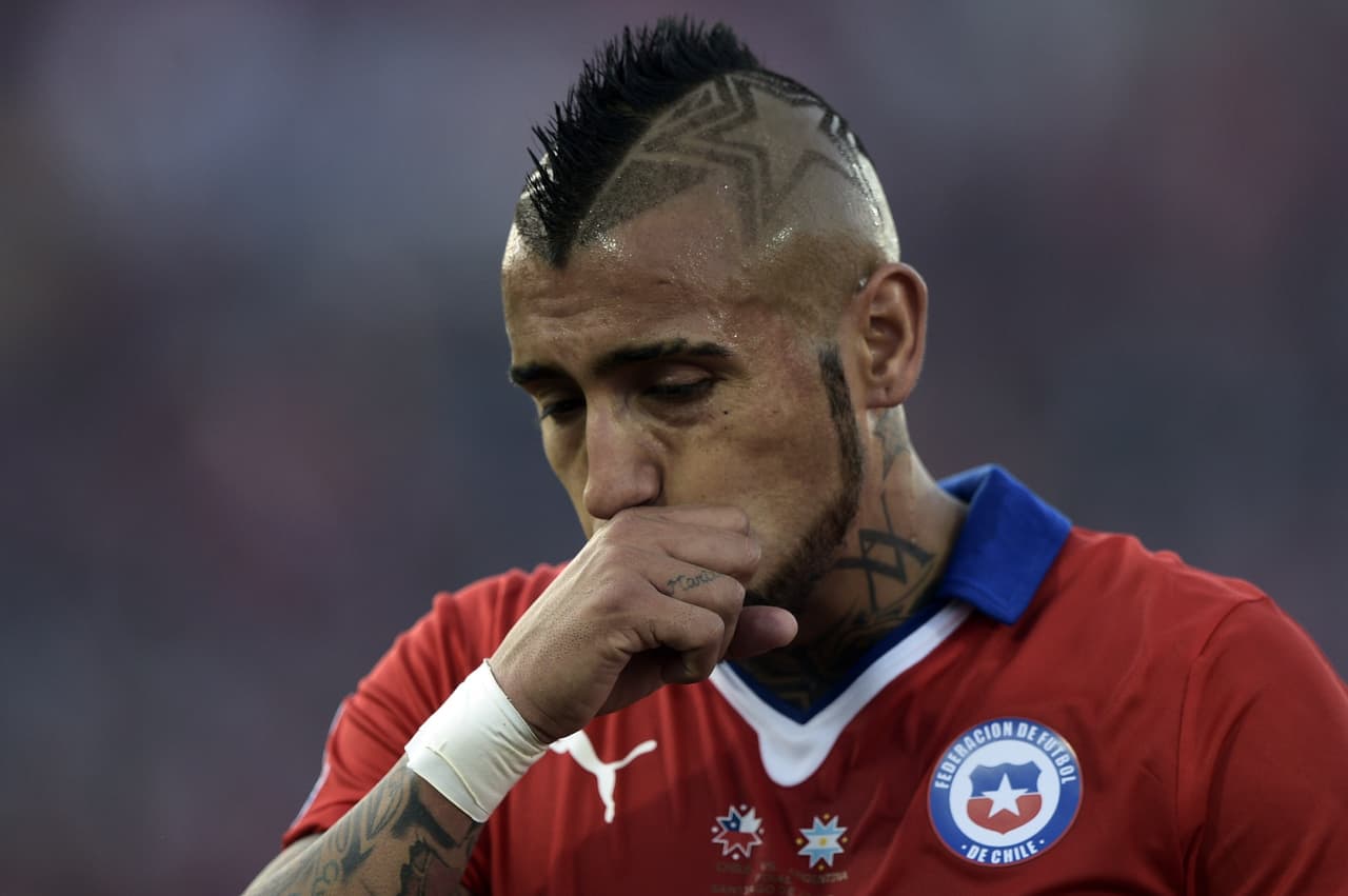 Padre de Arturo Vidal es detenido por portar droga y armas blancas 