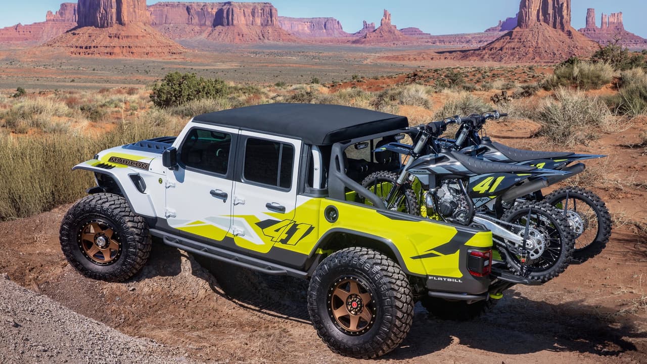 La caja de carga de la Jeep Flatbill carece de portón y cuenta con rampas deslizantes para la carga y descarga de las motos. Ejes frontal y trasero especiales, cada uno con un kit de alzamiento en combinación con ruedas equipadas con neumáticos de 40 pulgadas y amortiguadores especiales, ayudan a la Flatbill a superar una gran variedad de obstáculos.