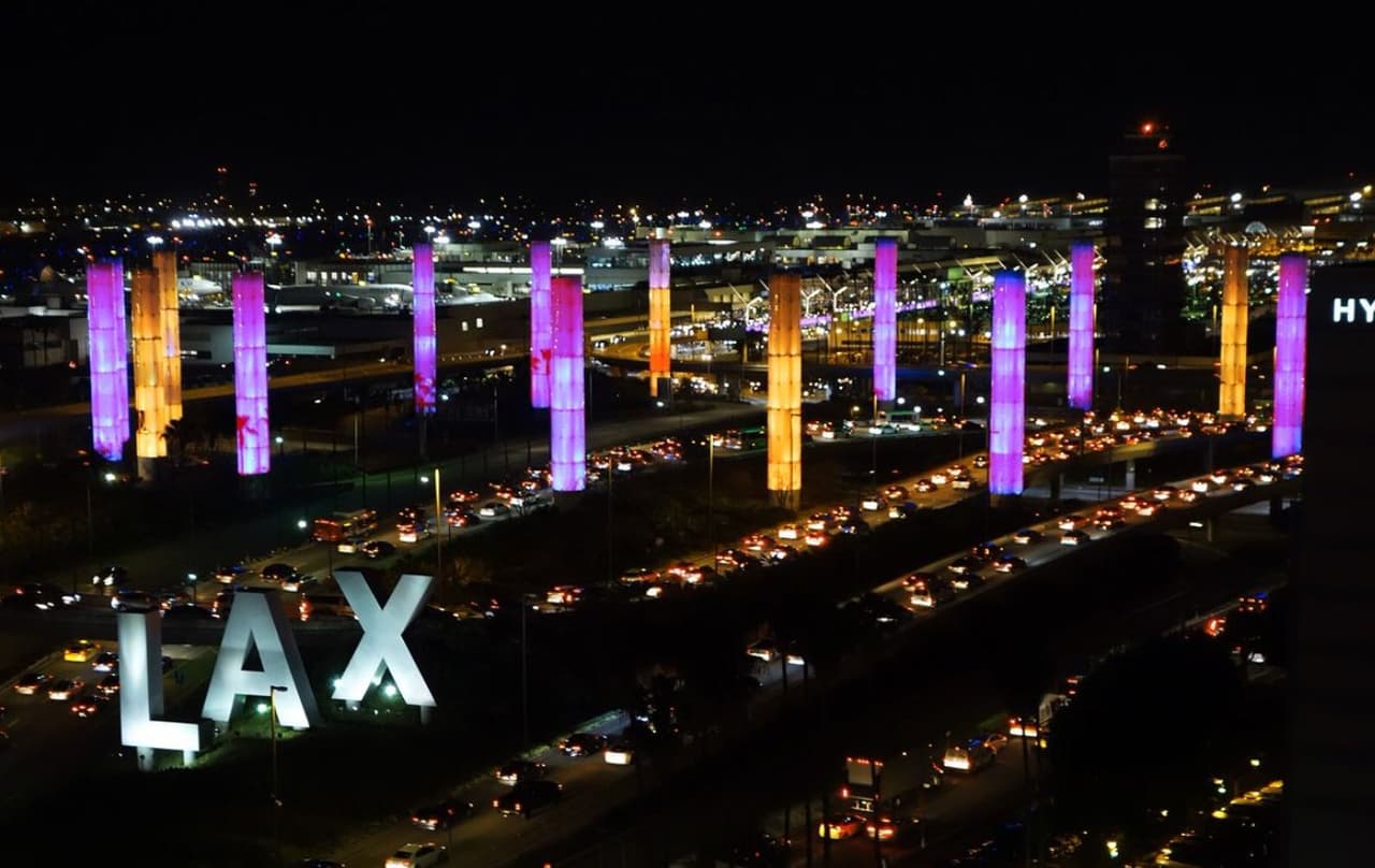 Y principales locaciones de Los Ángeles y otras principales ciudades de Estados Unidos se
<a href="https://www.univision.com/local/los-angeles-kmex/rascacielos-y-hasta-murales-honran-la-memoria-kobe-bryant-y-los-pasajeros-que-murieron-en-tragico-accidente-aereo-fotos">iluminaron con colores dorado y violeta</a> como los del uniforme del jugador.