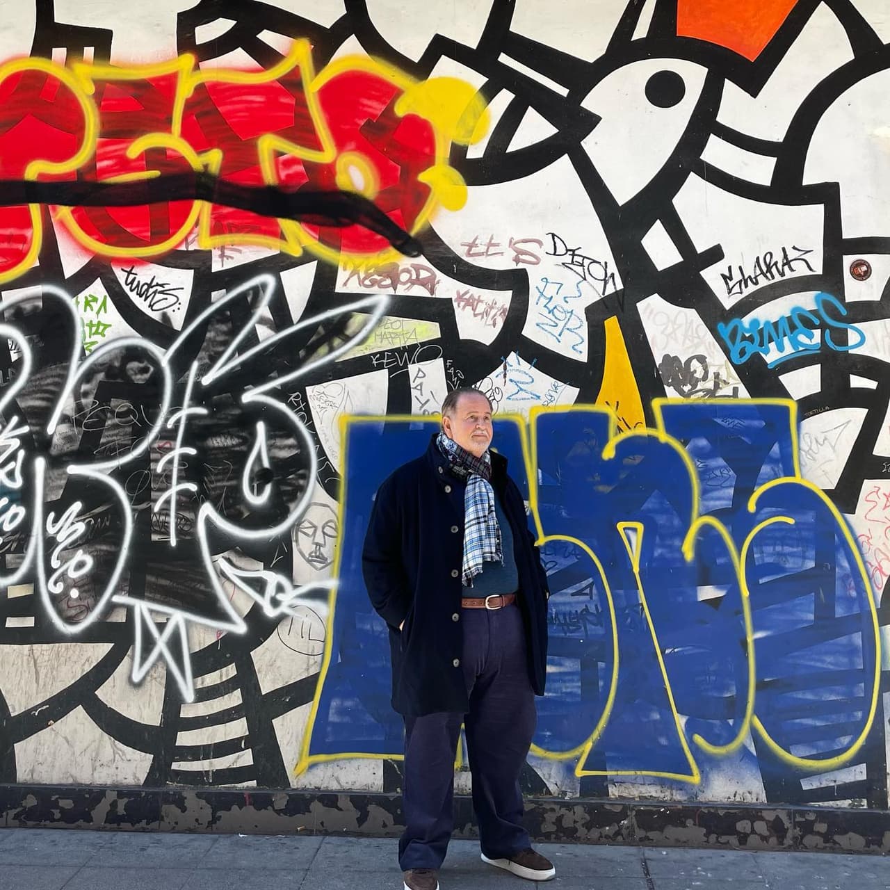 También es un admirador del arte por lo que captura con su cámara murales y calles que le evocan belleza.