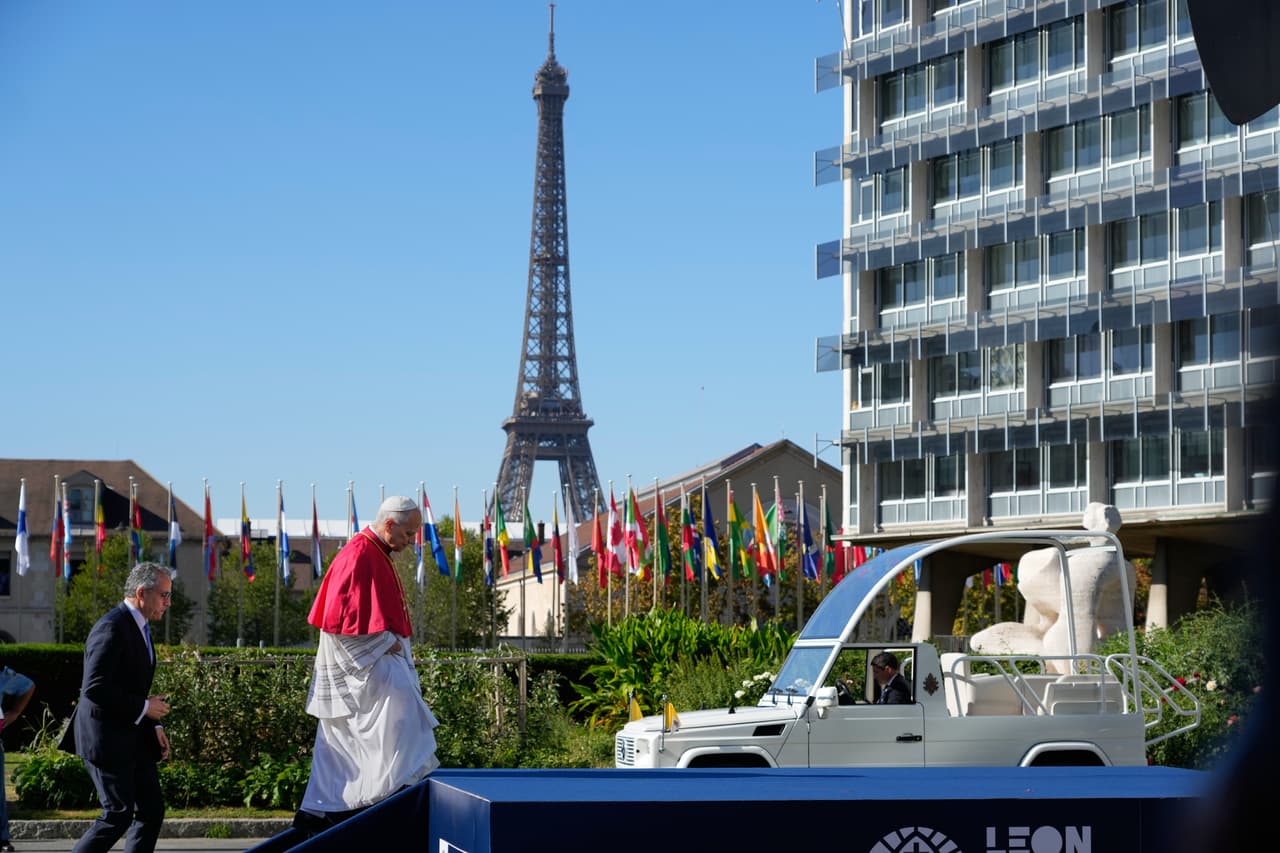 El papa León XIV, seguido por el director general Khaled El-Enany, sale de la sede de la UNESCO el viernes 25 de septiembre de 2026 en París.