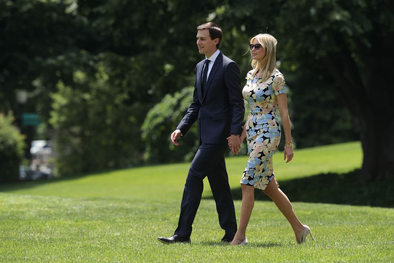 Otros potenciales vecinos de la pareja incluyen el Ex CEO de Sears Holdings, 
<br>Edward Lampert, 
<b>cuyo yate de 288 pies </b>con frecuencia está estacionado en la bahía frente a su casa. También Bernard Klepach, Alcalde de Indian Creek y Alex Meruelo: multimillonario cubanoamericano propietario de Meruelo Media. 
<br>