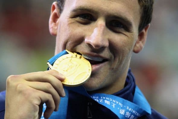 Además de sus medallas de oro Ryan Lochte tiene otro trofeo que presumir.