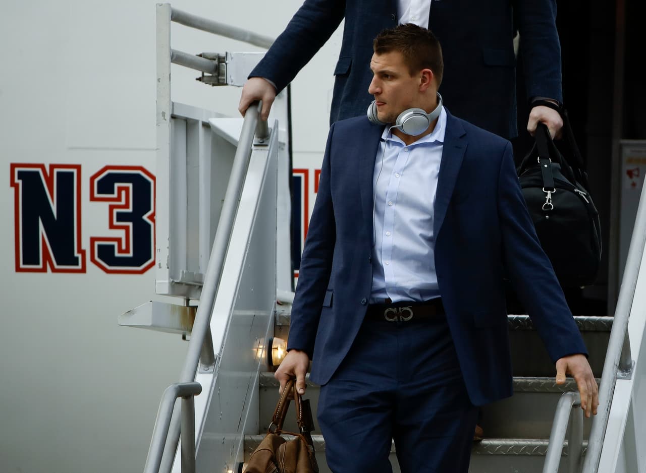 El estelar ala cerrada de los Patriots, Rob Gronkowski al momento de la llegada de los Pats a Atlanta.