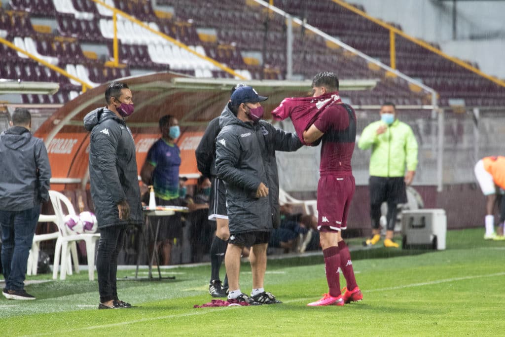 En una feria de goles, Saprissa logra vencer 4-3 a Comunicaciones y toman una ligera ventaja en las semifinales de la Concacaf League.