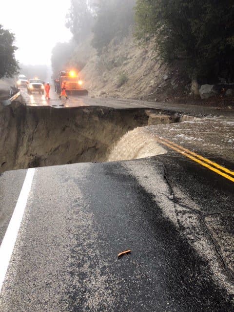 Así fue el deterioro en la carretera que dejó incomunicado a los pobladores de Idyllwild, cercana a las montañas.