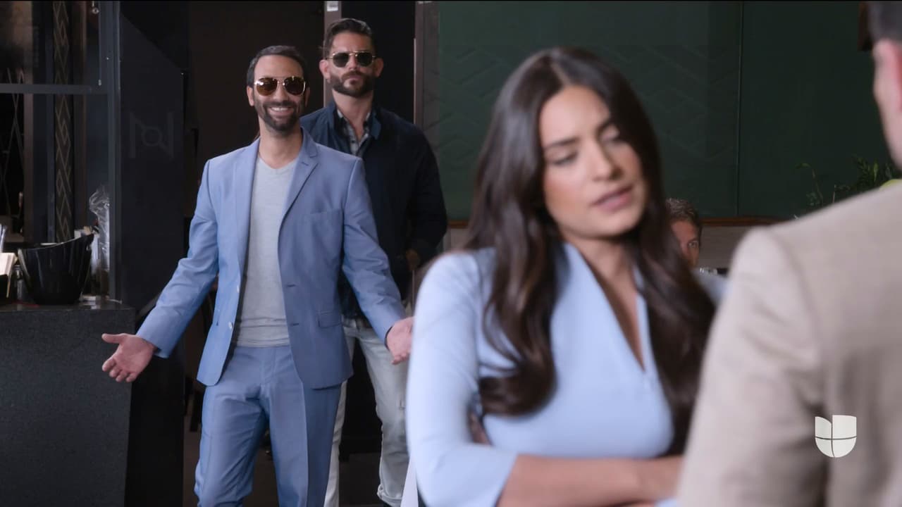 En ese instante, 'El Ciego' se apareció para interrumpir su plática.