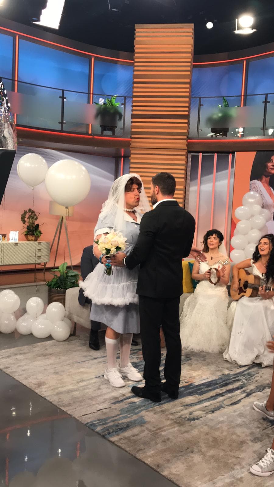 Luego de caminar del brazo, la tomó de las manos y no dudó en corresponder su amor.