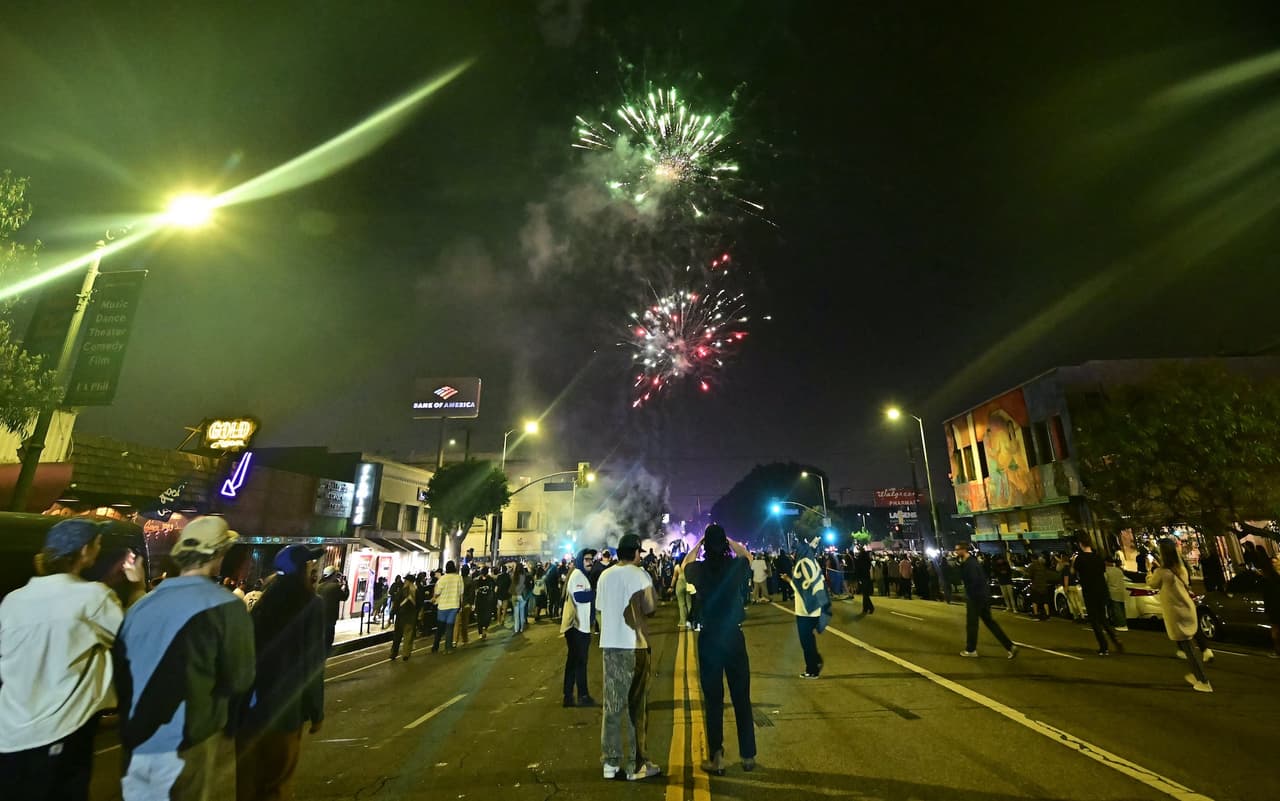 Autoridades confirmaron que se autorizó el uso de gas lacrimógeno y munición no letal para dispersar a los grupos que se negaban a abandonar las calles del centro.