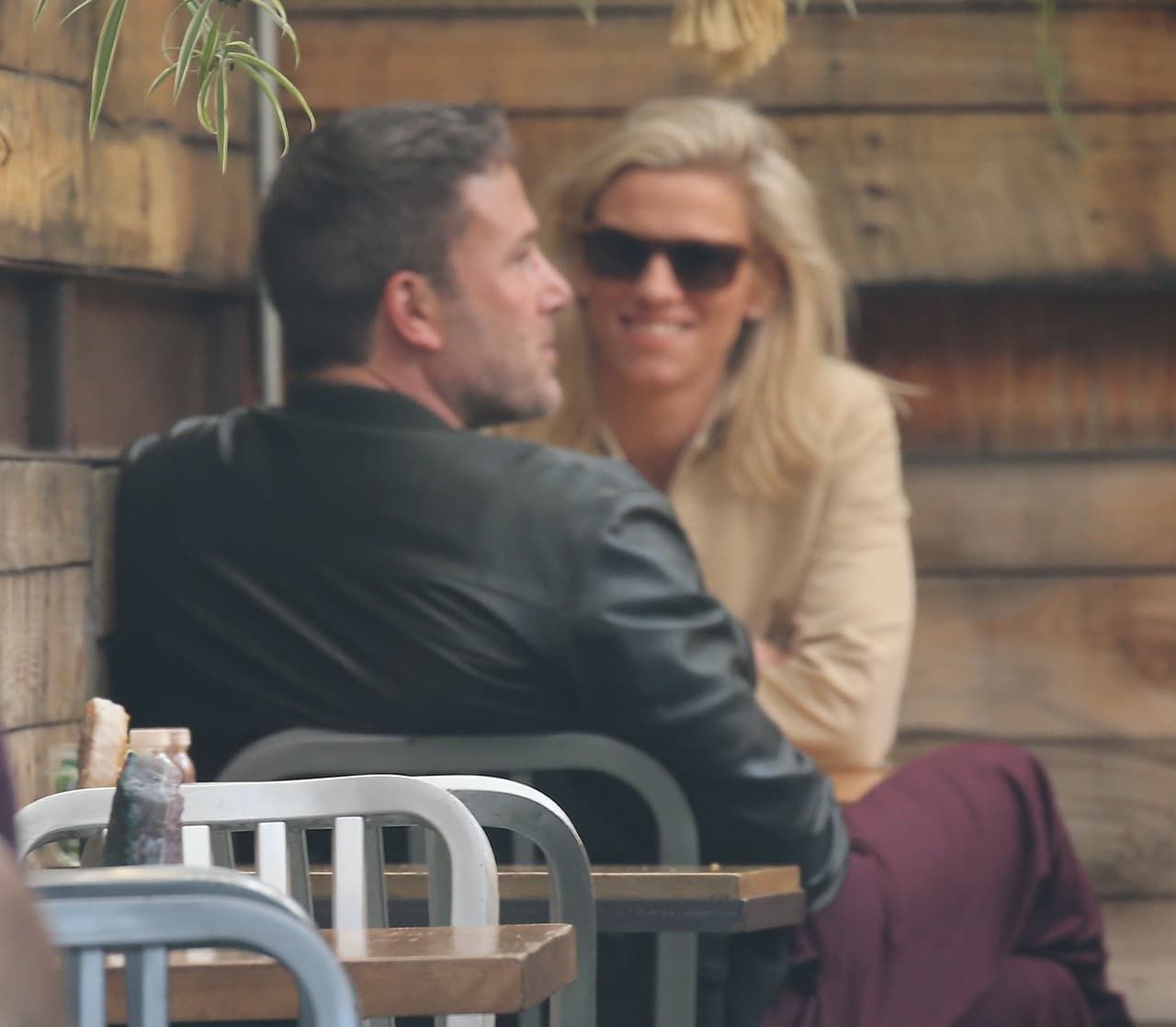 "Ella tiene una hija, un exmarido y un trabajo en Nueva York y Ben tiene su familia y un trabajo en Los Ángeles y, aunque se aman y se respetan, se dieron cuenta de 
<b>que no iba a funcionar</b>", dijo el informante. 
<br>