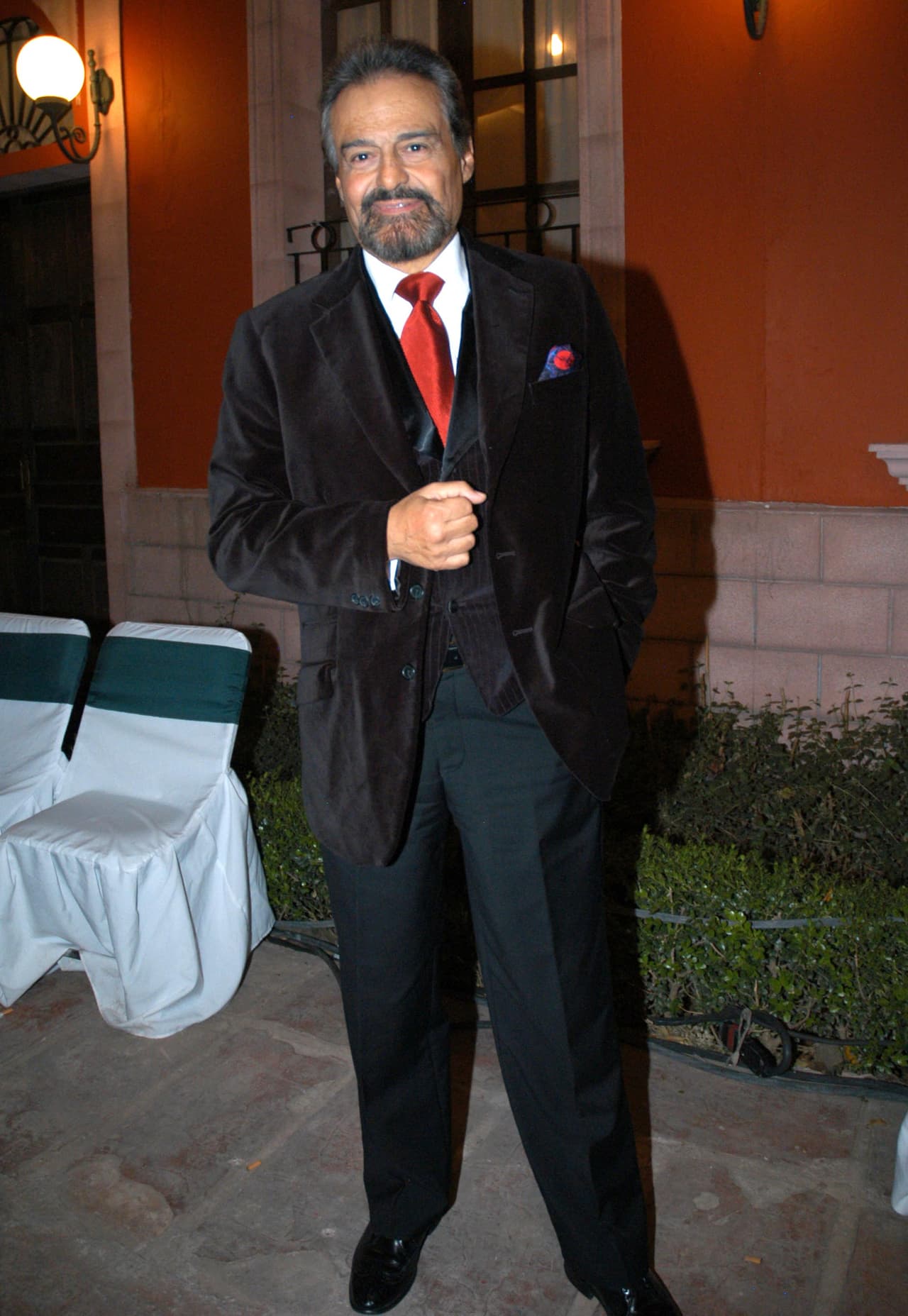 Como sea, se ve de guapísimo y como todo un caballero de las telenovelas.