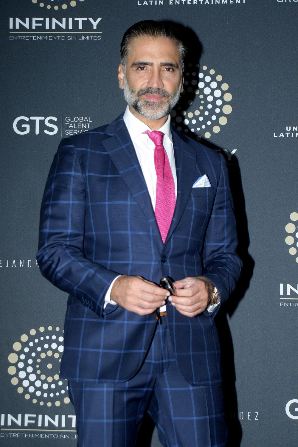 El intérprete de 'Pude' también ha sido muy exacto al momento de elegir un atuendo formal para eventos que así lo ameritan, prueba de su buen gusto para vestir.