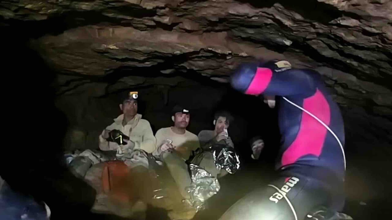 Rescatan a cinco hombres atrapados en una cueva inundada en Laos