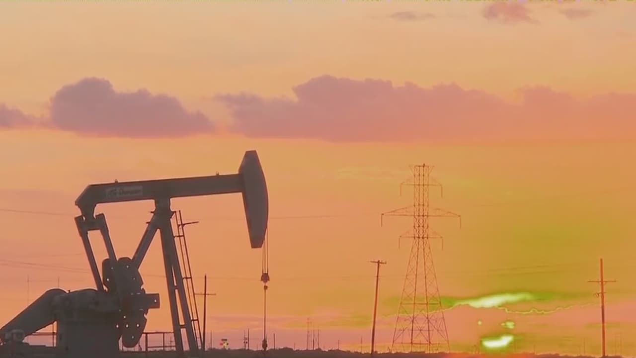 Precio del barril de petróleo supera los 100 dólares por tensiones en el Estrecho de Ormuz