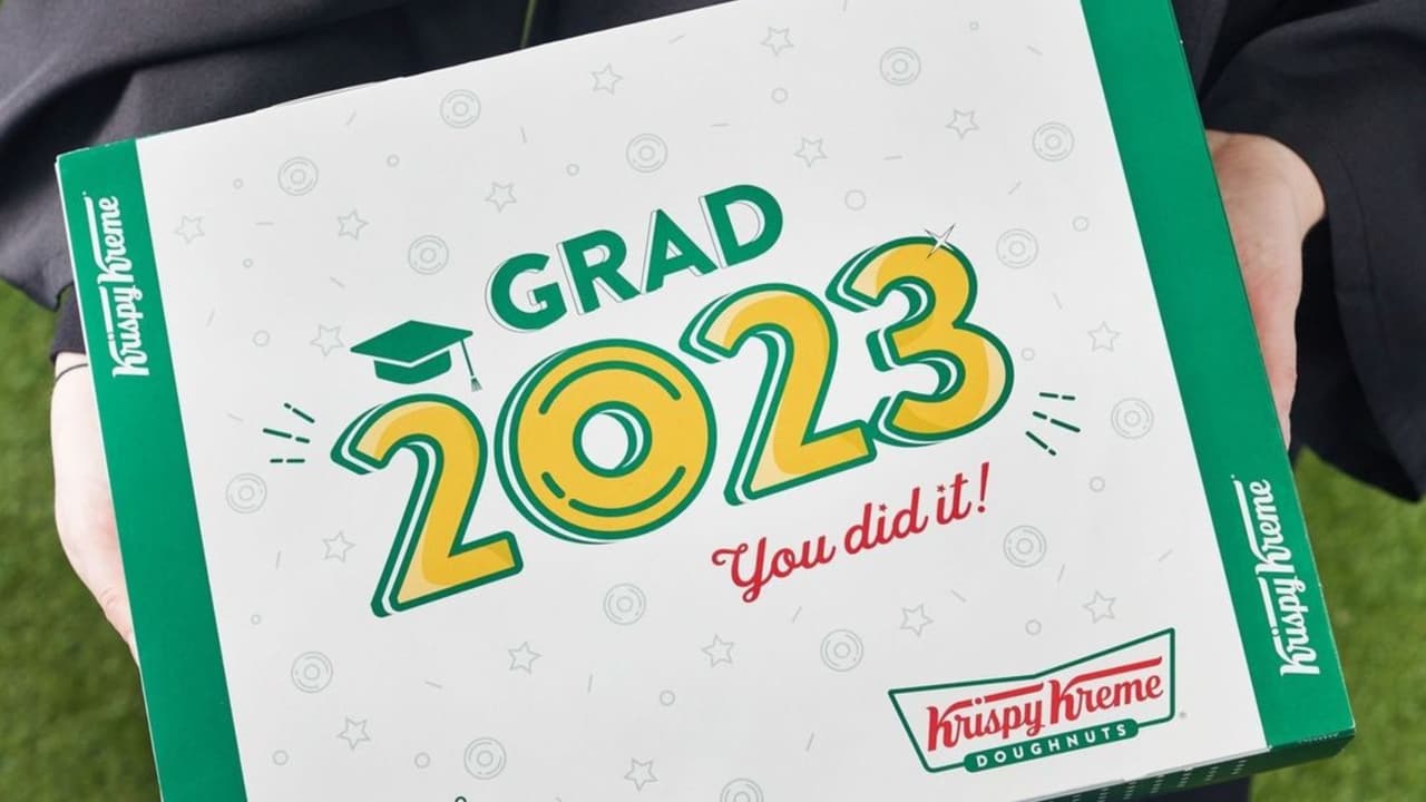Krispy Kreme agasaja a los graduados con una docena de donas. ¿Cómo reclamarlas?