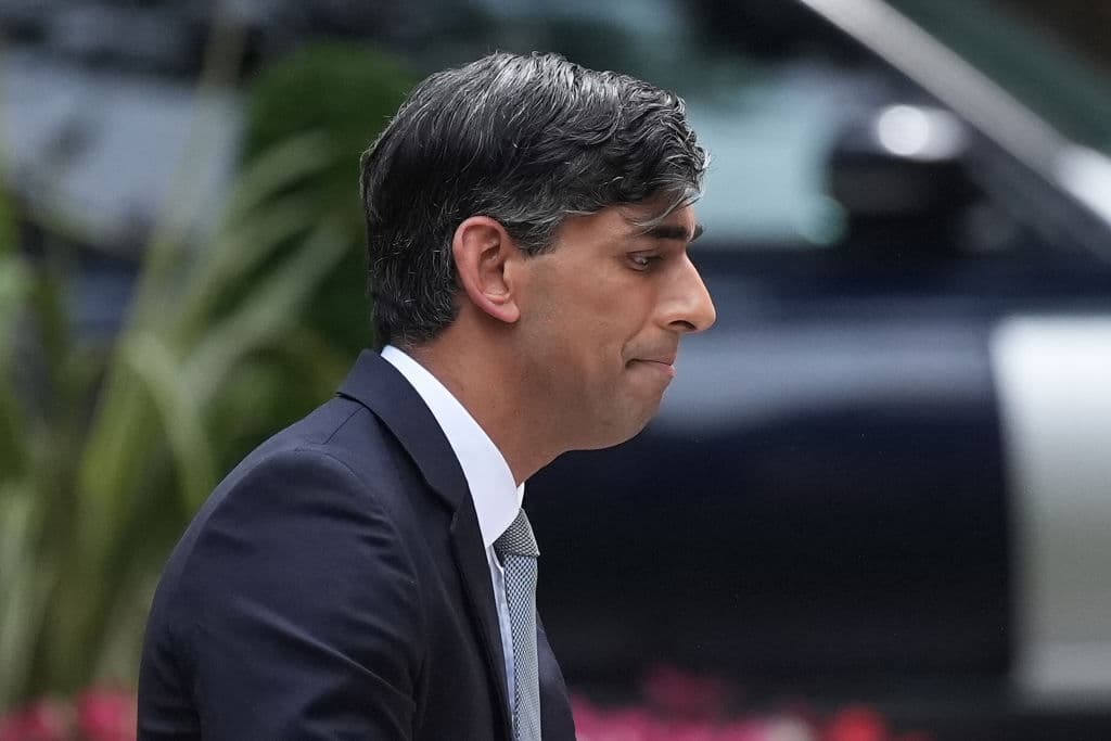 El primer ministro conservador saliente, Rishi Sunak, pronuncia un discurso al salir del número 10 de Downing Street tras la aplastante derrota sufrida por los conservadores.