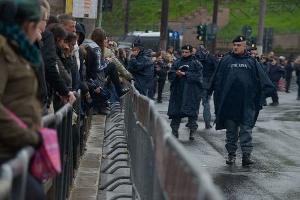 Las medidas de seguridad impidieron el paso a personas en busca de fotos, de los bares móviles instalados en camiones, e incluso de los vendedores.