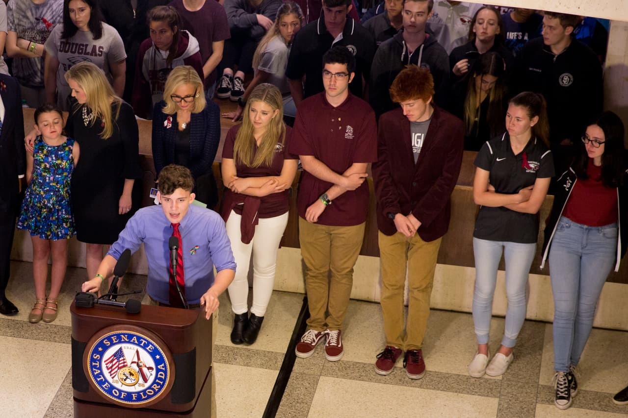 Otro de los líderes del grupo de sobrevivientes en el recorrido por el senado estatal fue Alfonso Calderón. Al hablar ante los medios reprochó directamente a los políticos por lo ocurrido en su escuela. "No podemos señalar solo a Nikolas Cruz por esta tragedia porque las leyes de nuestro país le permitieron comprar armas", recordó y puso de manifiesto la contradicción de que el pistolero "fue capaz de comprar un rifle de asalto antes de que tuviera edad para beber cerveza", pese a que "tenía claros signos de problemas mentales" y las "claras muestras de delincuencia en la escuela".
