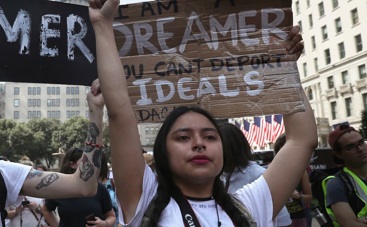 Con el fin de DACA, jóvenes inmigrantes temen por su salud: "Si me despiden, no sé qué haré para tener seguro médico"