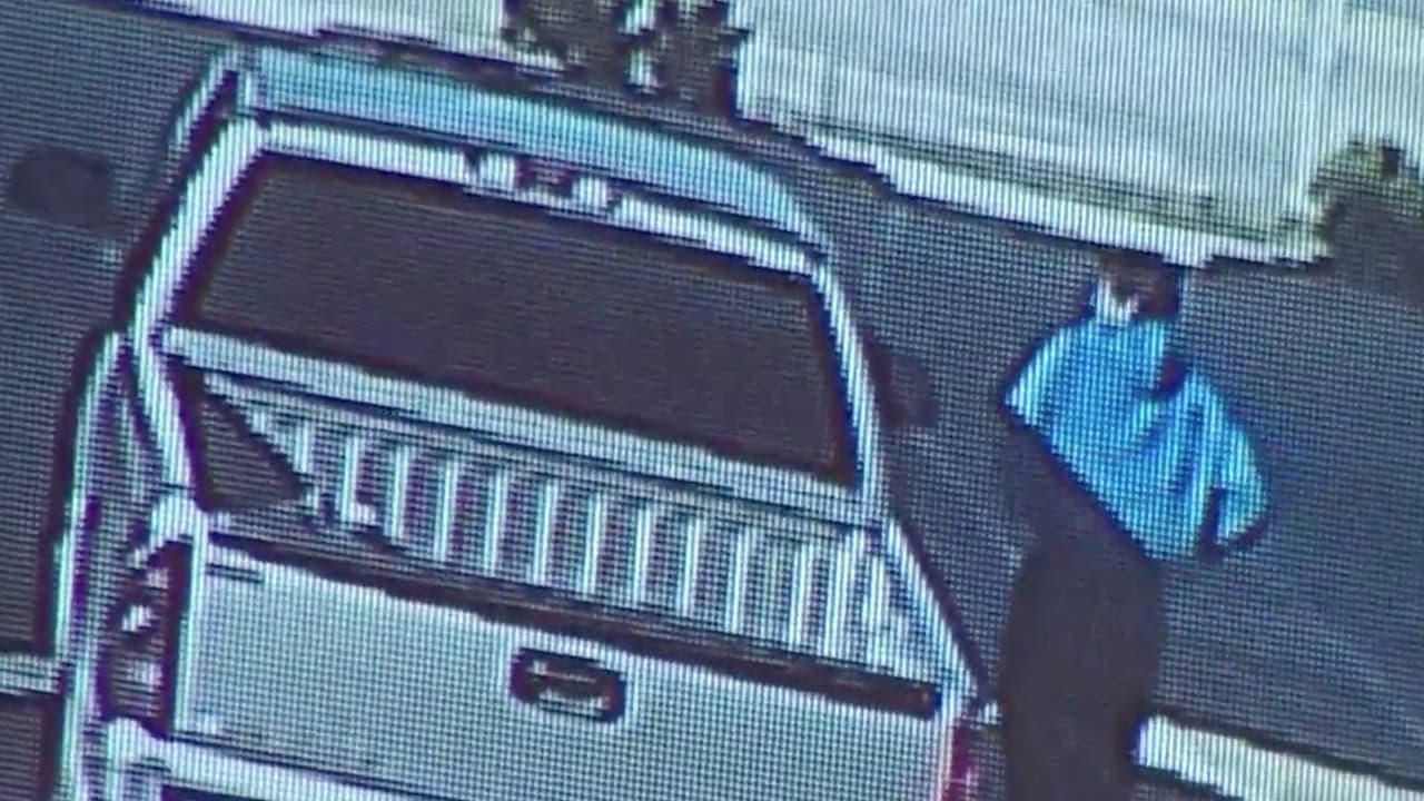 Las autoridades ofrecen una recompensa de hasta 5,000 dólares a quien proporcione información que lleve identificar a los sospechosos.