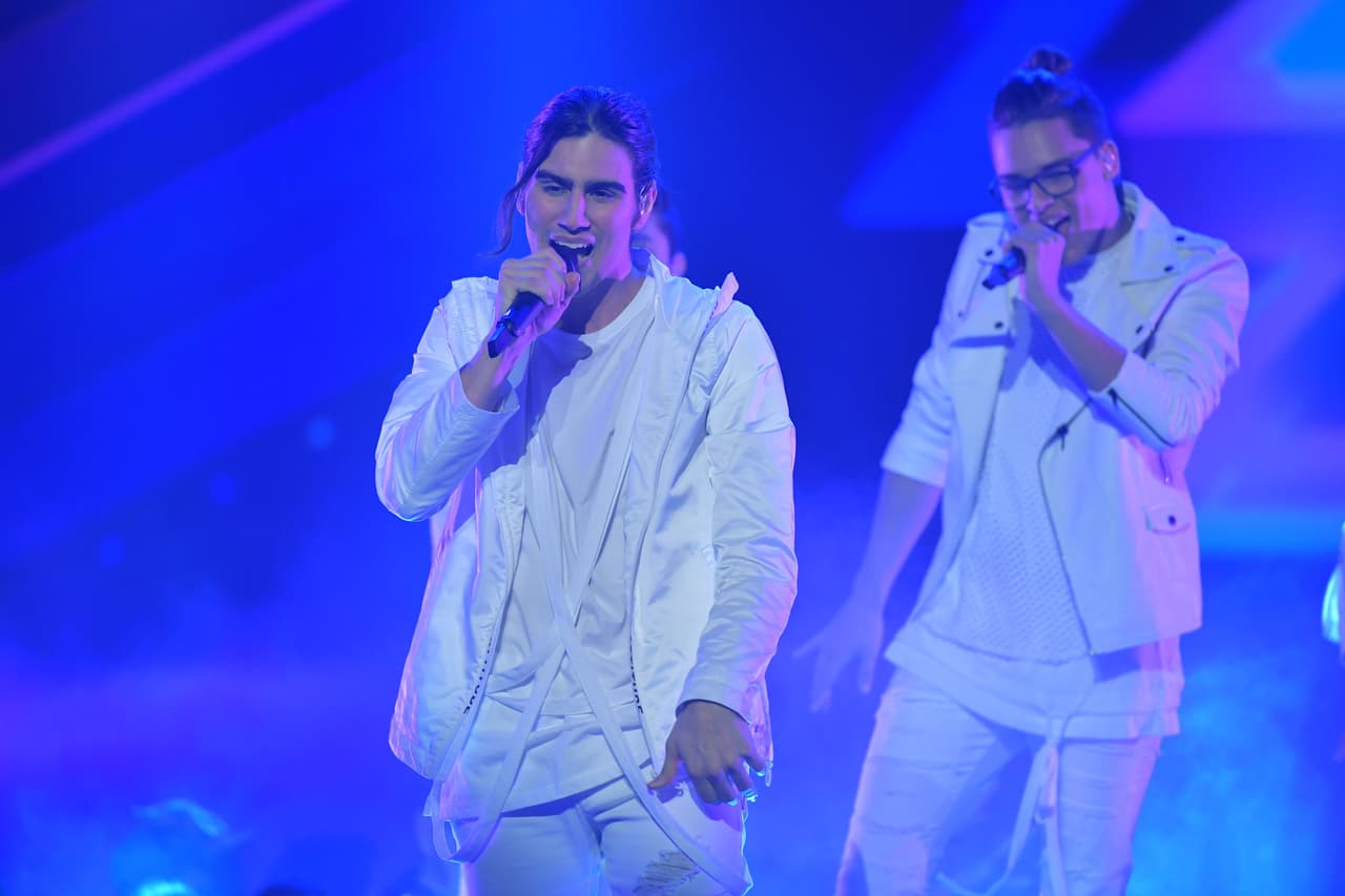 Luego subió al escenario junto a Brian, Edward y Abel. Juntos cantaron "Otra vez" de Zion & Lennox Ft. J Balvin.