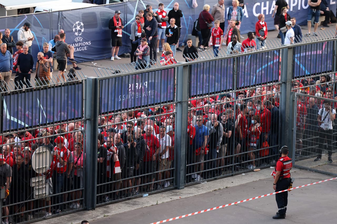 Aficionados sin boleto generan caos al meterse por la fuerza en las inmedicaciones del Stade de France.