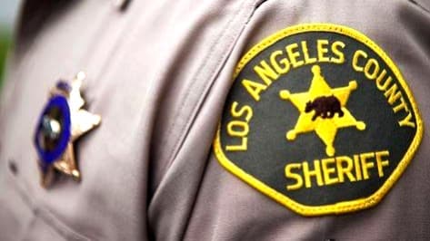 Rescatan a una bebé encerrada en un automóvil a 90 grados Fahrenheit